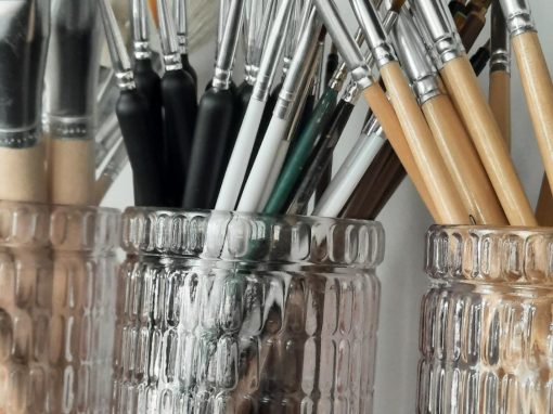 Pinsel und Werkzeug in der Werkstatt