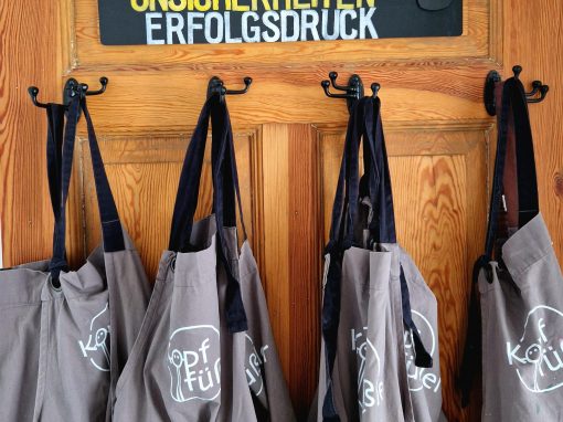 Schürzen an der Garderobe